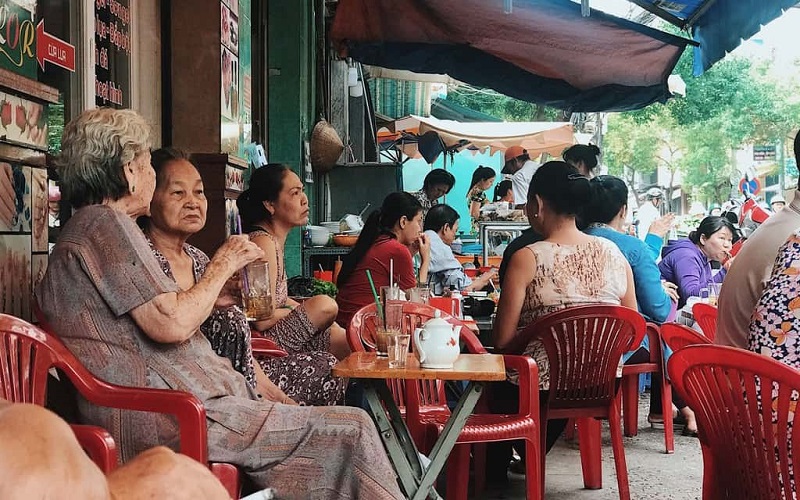 tạp chí Wanderlust Tips cà phê vợt trong hẻm Sài Gòn