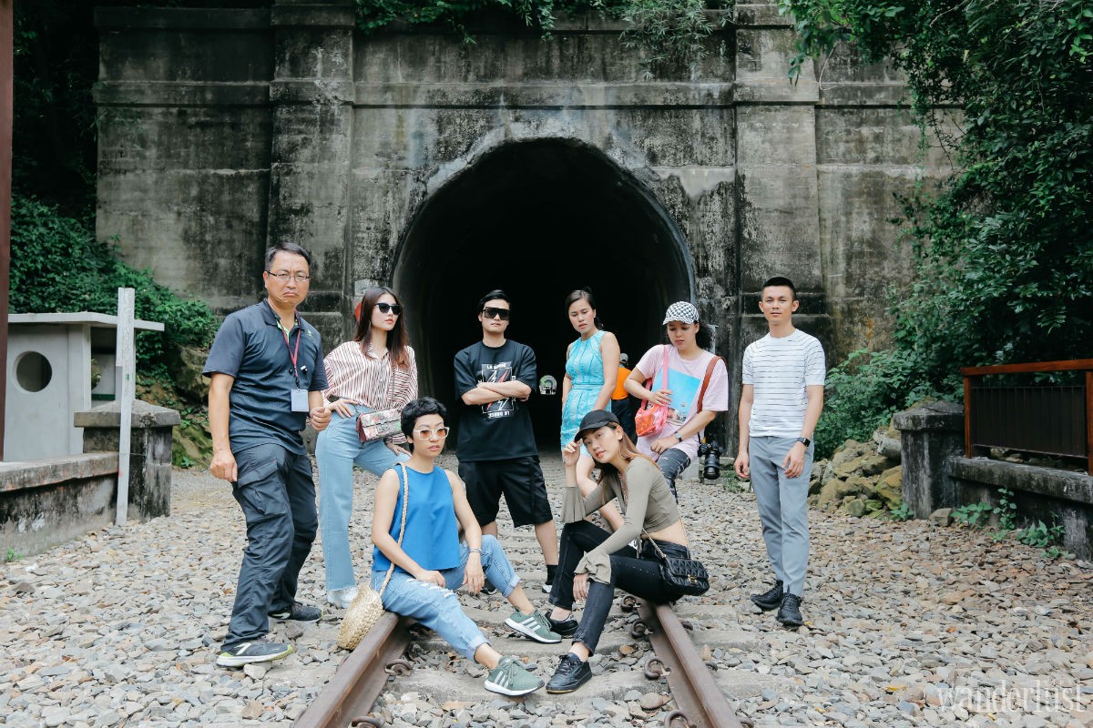 Wanderlust Tips trai nghiem dap xe tren duong sat co 02