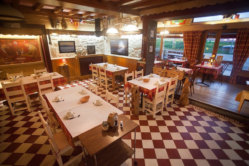 Tạp chí Du lịch Wanderlust Tips | Arbez Franco-Suisse: Ghé thăm 2 quốc gia ngay tại một khách sạn