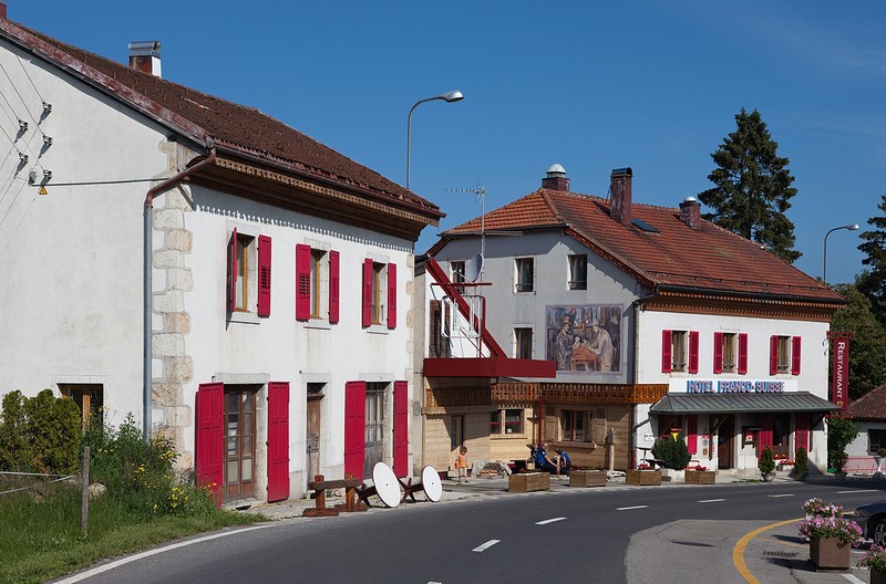 Tạp chí Du lịch Wanderlust Tips | Arbez Franco-Suisse: Ghé thăm 2 quốc gia ngay tại một khách sạn