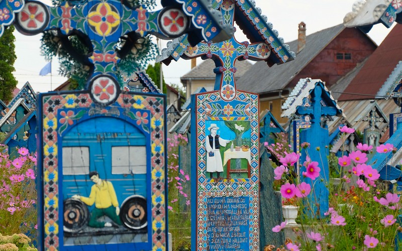 tạp chi wanderlust tips nghĩa trang "vui vẻ" ở Sapanta