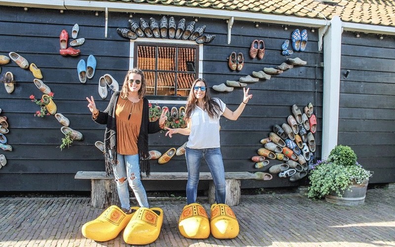 tạp chí wanderlust tips chuyện đôi giày gỗ ở Hà Lan