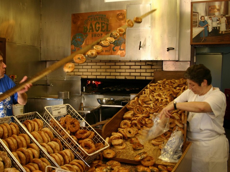 Tạp chí Du lịch Wanderlust Tips | Hấp dẫn món bánh mì vòng Bagel truyền thống của Canada