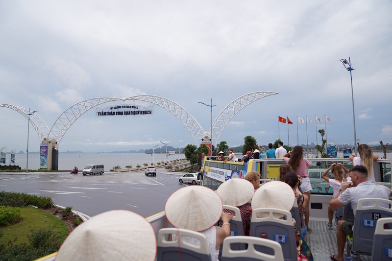 Tạp chí Du lịch Wanderlust Tips | Khám phá "thành phố Carnaval" với xe thoáng nóc 2 tầng Hạ Long City tour