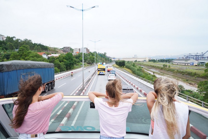 Tạp chí Du lịch Wanderlust Tips | Khám phá "thành phố Carnaval" với xe thoáng nóc 2 tầng Hạ Long City tour