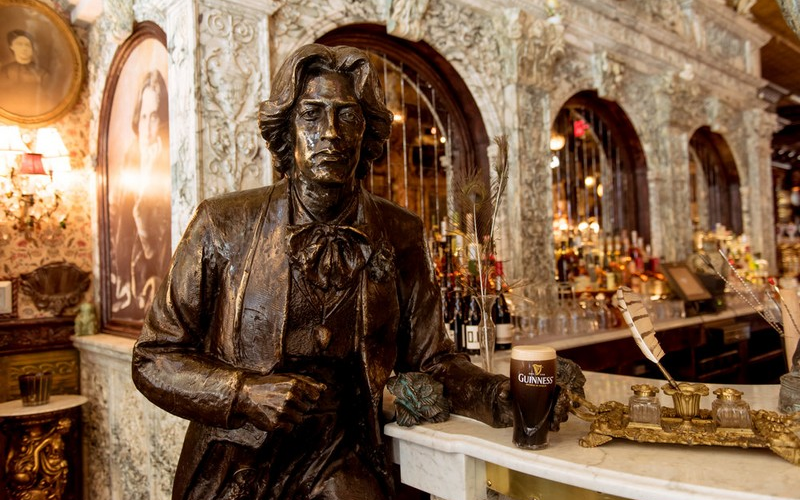Tạp chí Du lịch Wanderlust Tips | Oscar Wilde: Lạc bước vào quán bar của nghệ thuật