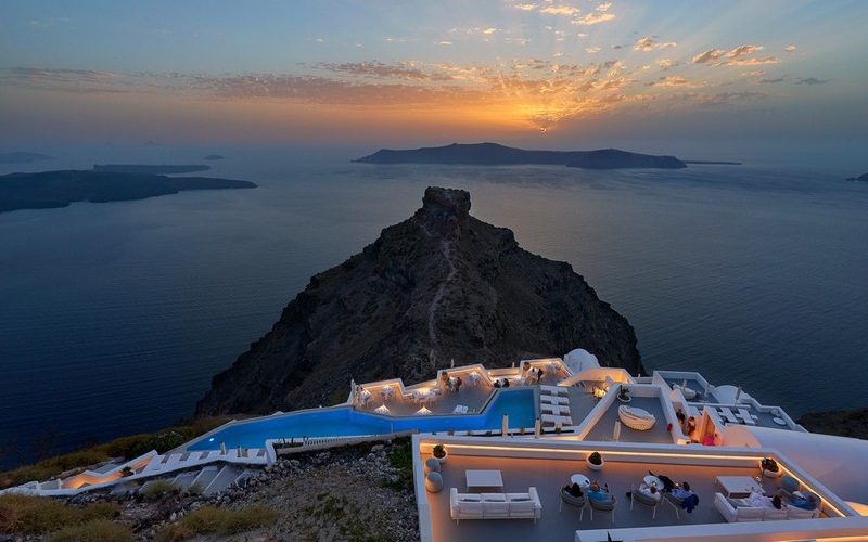 Những ngôi làng chênh vênh trên lưng đồi ở Santorini 5 Wanderlust Tips ngam nhin nhung ngoi lang xinh dep santorini 02 1