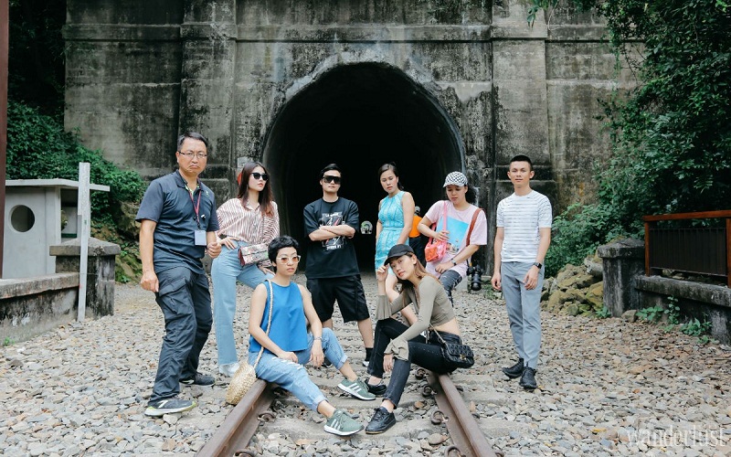 Wanderlust Tips trai nghiem dap xe tren duong sat co bia