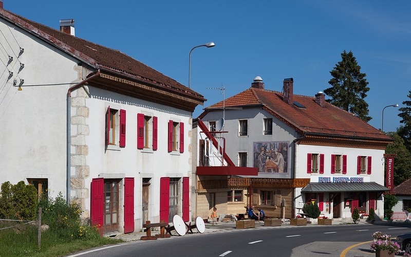 wanderlust tips arbez franco suisse ghe tham 2 quoc gia ngay tai mot khach san