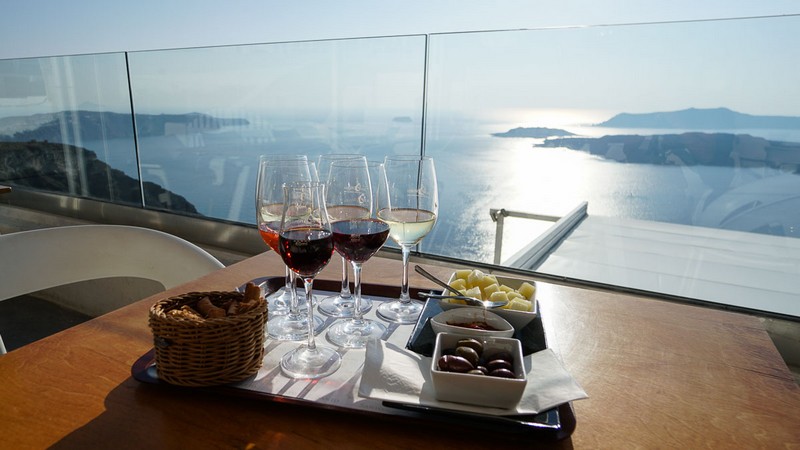 Tạp chí Du lịch Wanderlust Tips | Du lịch Santorini: Ngắm hoàng hôn tuyệt đẹp trên xứ sở thần thoại