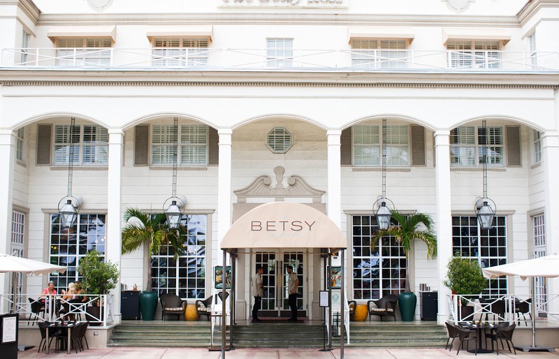 Tạp chí Du lịch Wanderlust Tips | Khách sạn sang trọng bên bờ biển Miami sôi động