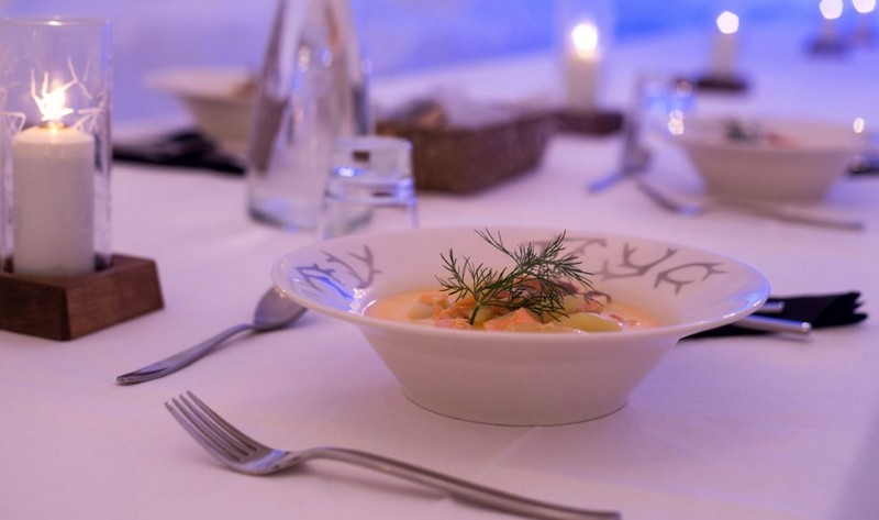 Nhà hàng và quán bar bằng băng duy nhất trong vòng Bắc cực