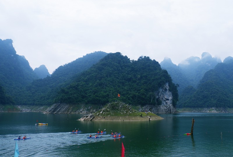 Ấn tượng Hội đua thuyền Kayak trên lòng hồ thủy điện Tuyên Quang 5 Tạp chí du lịch Wanderlust Tips | Ấn tượng Hội đua thuyền Kayak trên lòng hồ thủy điện Tuyên Quang