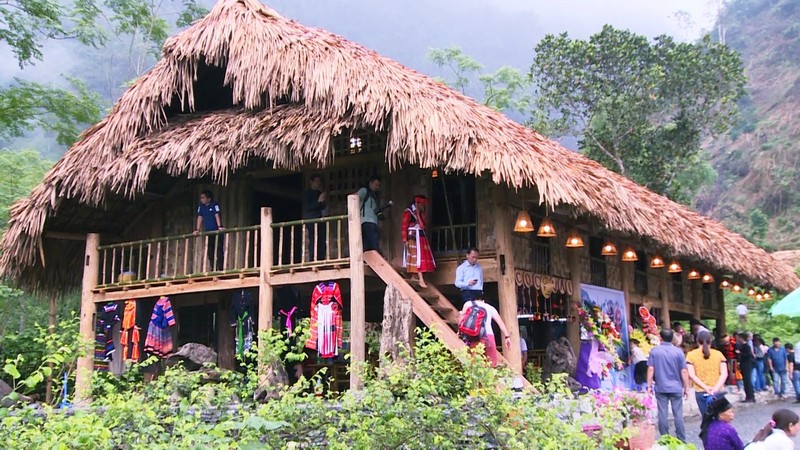 Ấn tượng Hội đua thuyền Kayak trên lòng hồ thủy điện Tuyên Quang 9 wanderlust tips an tuong hoi dua thuyen kayak tren long ho thuy dien tuyen quang 1
