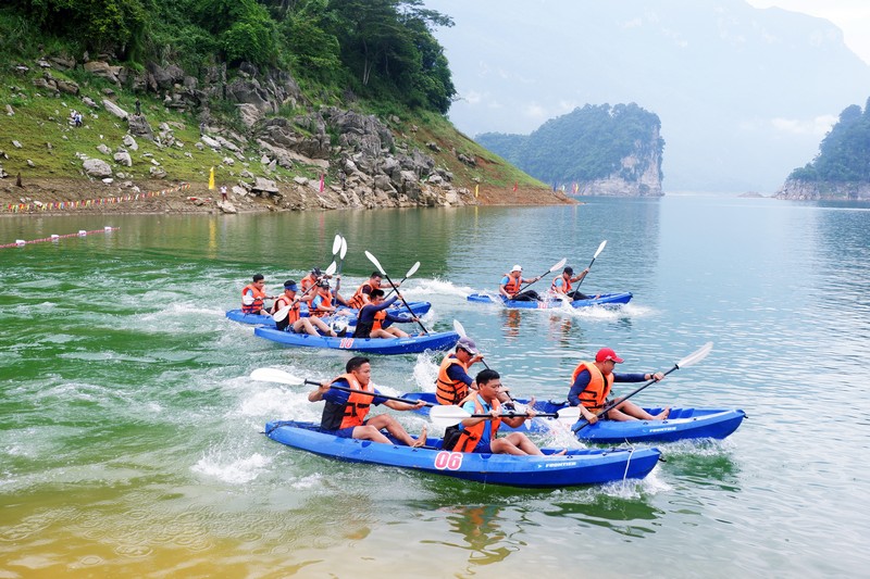 Ấn tượng Hội đua thuyền Kayak trên lòng hồ thủy điện Tuyên Quang 6 Tạp chí du lịch Wanderlust Tips | Ấn tượng Hội đua thuyền Kayak trên lòng hồ thủy điện Tuyên Quang