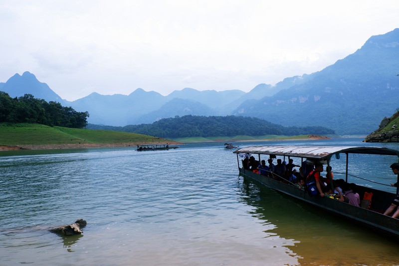 Ấn tượng Hội đua thuyền Kayak trên lòng hồ thủy điện Tuyên Quang 7 wanderlust tips an tuong hoi dua thuyen kayak tren long ho thuy dien tuyen quang 13