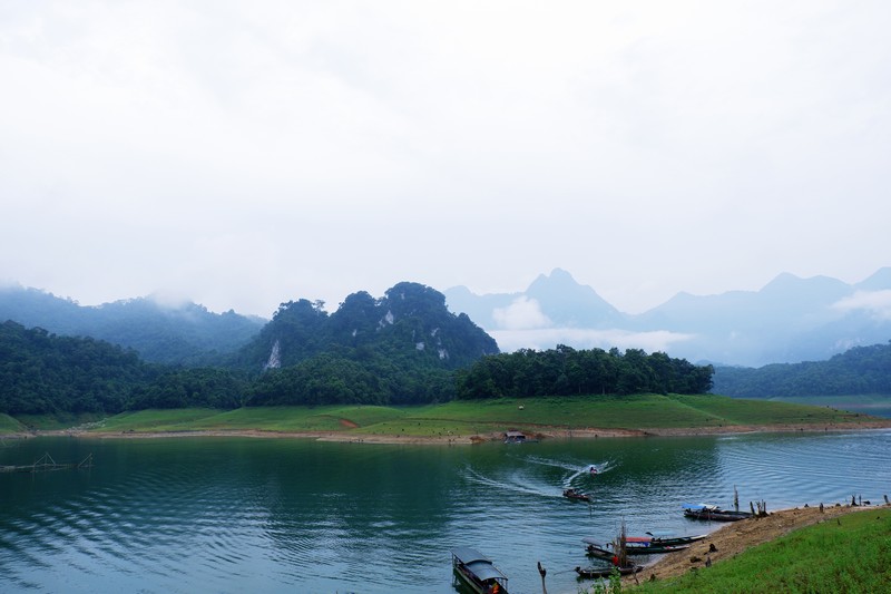 Ấn tượng Hội đua thuyền Kayak trên lòng hồ thủy điện Tuyên Quang 8 wanderlust tips an tuong hoi dua thuyen kayak tren long ho thuy dien tuyen quang 6