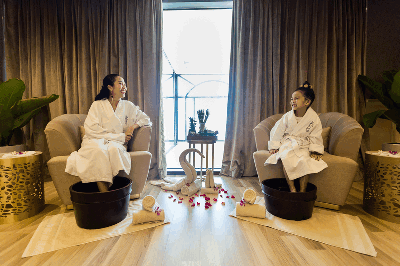 Tạp chí Du lịch Wanderlust Tips | Gia đình Ốc Thanh Vân cùng nhau vi vu Đà Nẵng dịp hè