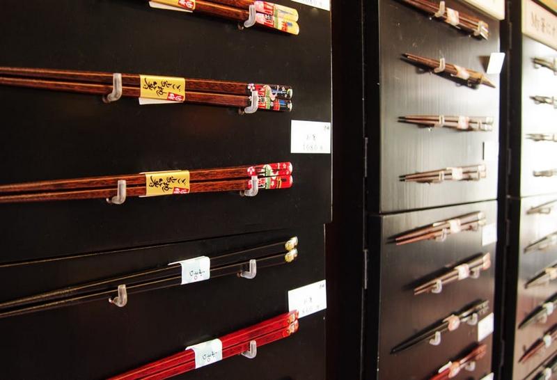 Tạp chí Du lịch Wanderlust Tips | Gợi ý những món quà tặng ở phố mua sắm Asakusa Nakamise-dori, Tokyo