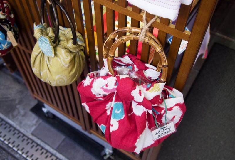 Tạp chí Du lịch Wanderlust Tips | Gợi ý những món quà tặng ở phố mua sắm Asakusa Nakamise-dori, Tokyo