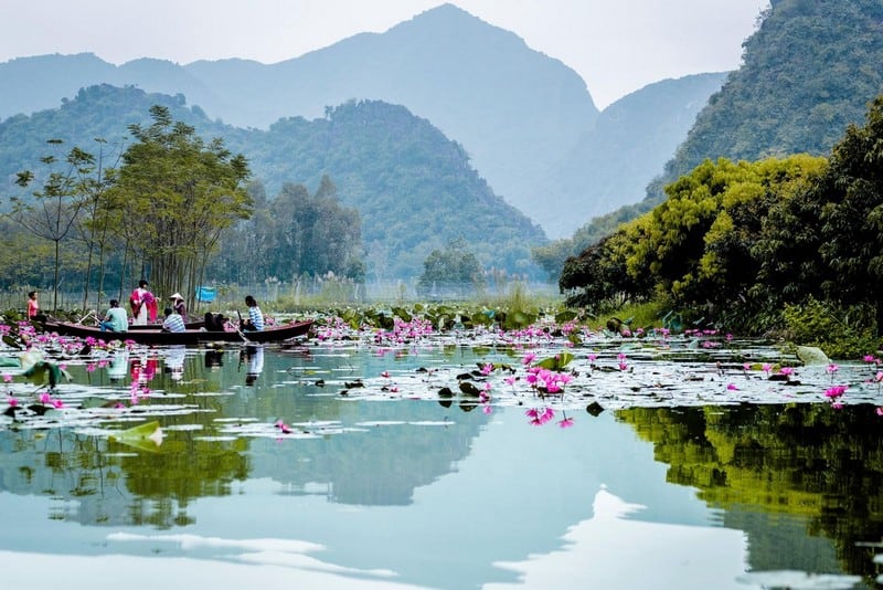 tạp chí Wanderlust Tips kinh nghiệm du lịch chùa Hương