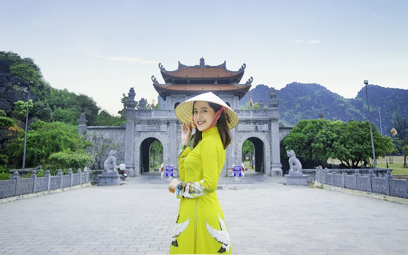 Tạp chí Du lịch Wanderlust Tips | Thiếu nữ Hà thành diện áo dài nón lá du lịch Ninh Bình
