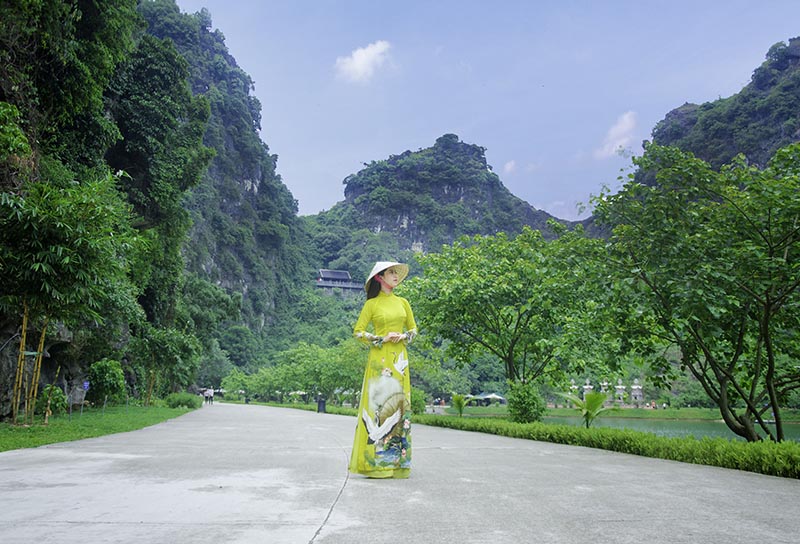 Thiếu nữ Hà thành diện áo dài, nón lá du lịch Ninh Bình 8 Tạp chí Du lịch Wanderlust Tips | Thiếu nữ Hà thành diện áo dài nón lá du lịch Ninh Bình