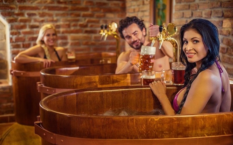 Ngâm mình trong 6 spa tắm bia tuyệt vời ở Cộng hòa Séc 5 Wanderlust Tips ngam minh trong 6 spa tam bia tuyet voi o cong hoa sec 05 1