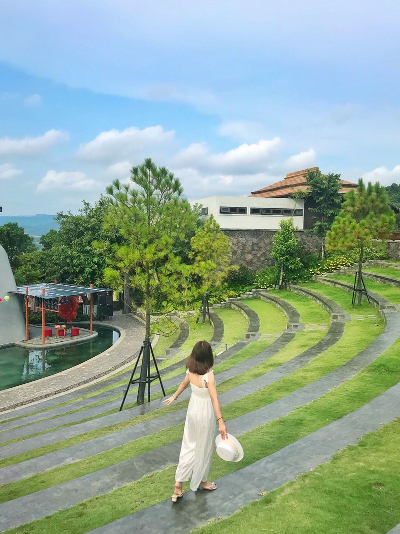 Tạp chí Du lịch Wanderlust Tips | Cô gái Hải Phòng mê mẩn biển trời Hạ Long