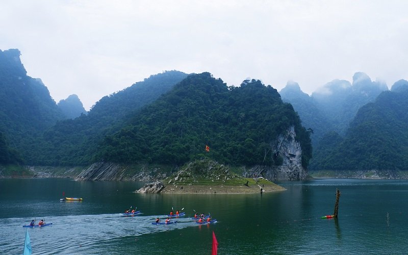 Ấn tượng Hội đua thuyền Kayak trên lòng hồ thủy điện Tuyên Quang