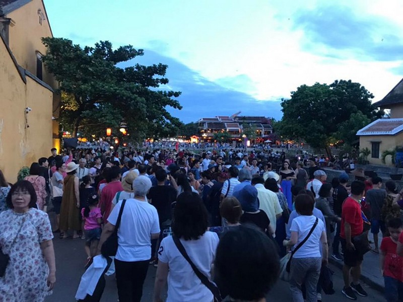 Tạp chí Du lịch Wanderlust Tips | Du lịch Hội An: Choáng ngợp bởi biển người đông đúc