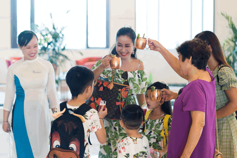 Tạp chí Du lịch Wanderlust Tips | Gia đình Ốc Thanh Vân cùng nhau vi vu Đà Nẵng dịp hè