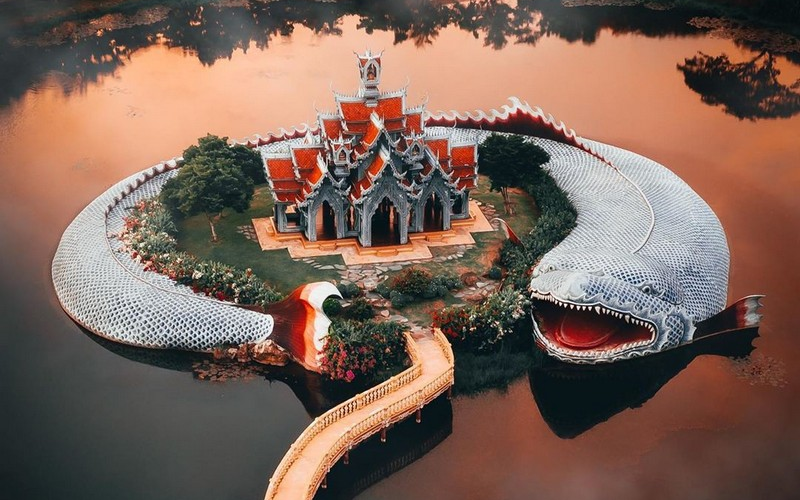 wanderlust tips ngo ngang voi ngoi den sumeru duoc canh giu boi ca khong lo