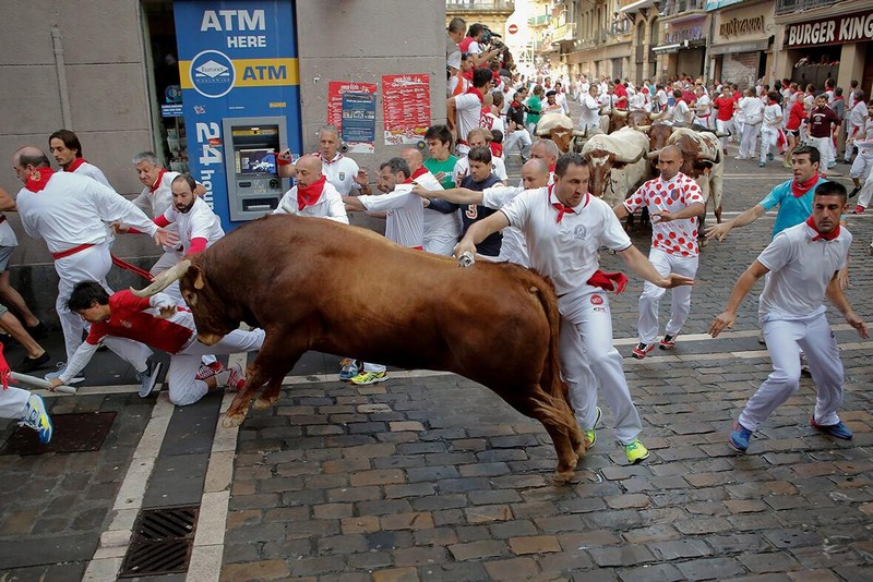 Tây Ban Nha: Bò tót nổi điên, húc tung khách du lịch 6 Tạp chí Du lịch Wanderlust Tips | Tây Ban Nha: Bò tót nổi điên, húc tung khách du lịch