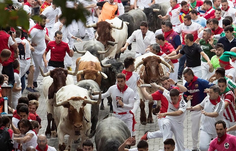 Tây Ban Nha: Bò tót nổi điên, húc tung khách du lịch 5 Tạp chí Du lịch Wanderlust Tips | Tây Ban Nha: Bò tót nổi điên, húc tung khách du lịch