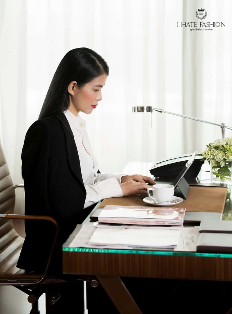 Business Women in Lifestyle: Bộ suit quyền lực mang tinh thần doanh nhân 11 Wanderlust Tips Business Women in Lifestyle bo suit quyen luc mang tinh than doanh nhan 02