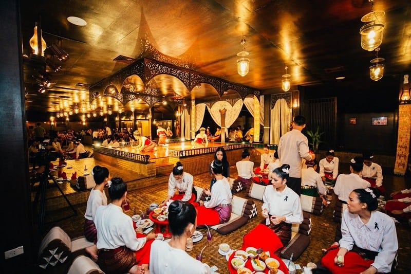 Wanderlust Tips kham pha van hoa dung bua toi dac trung cua nguo thai 02