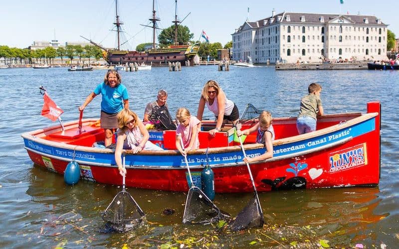 Tạp chí Du lịch Wanderlust Tips Tour du lịch "câu" rác thải nhựa đặc biệt ở Hà Lan