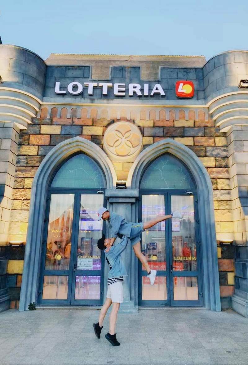 wanderlust tips chang dien vien mua 9x ghi dau an tuoi tre voi dam me xe dich 4