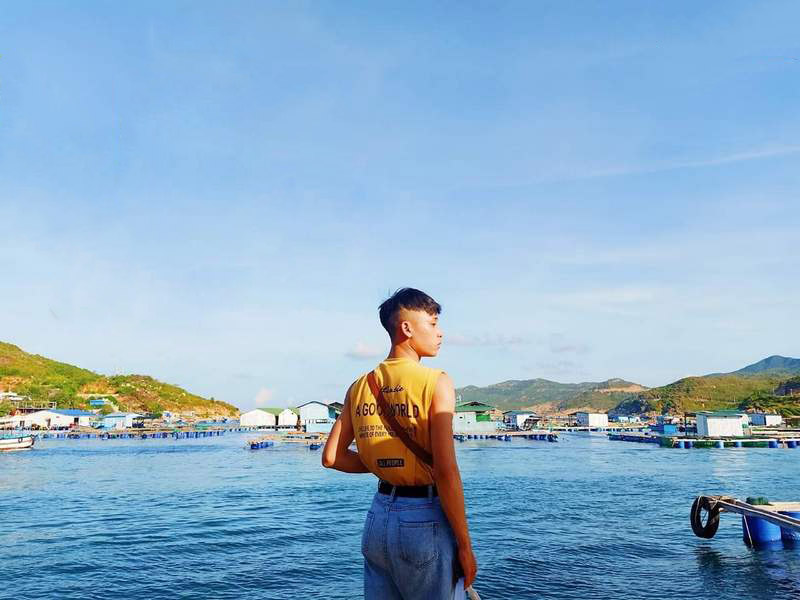 wanderlust tips chang dien vien mua 9x ghi dau an tuoi tre voi dam me xe dich 9