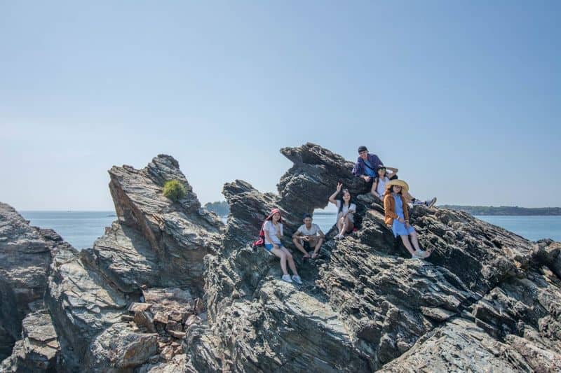 wanderlust tips dung chan ben ghenh da ban than dep nhu tranh ve o xu quang 6