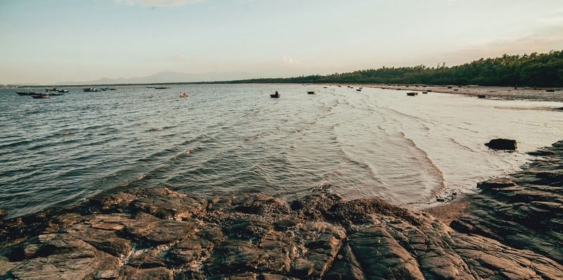 wanderlust tips dung chan ben ghenh da ban than dep nhu tranh ve o xu quang 7