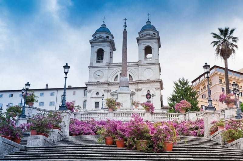Tạp chí Du lịch Wanderlust Tips | Ngồi ở di tích lịch sử ở Rome có thể bị phạt hơn 10 triệu đồng tại Ý