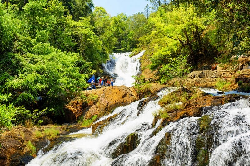 Tạp chí Du lịch Wanderlust Tips | Những điều cần lưu ý để vượt sông, suối an toàn 