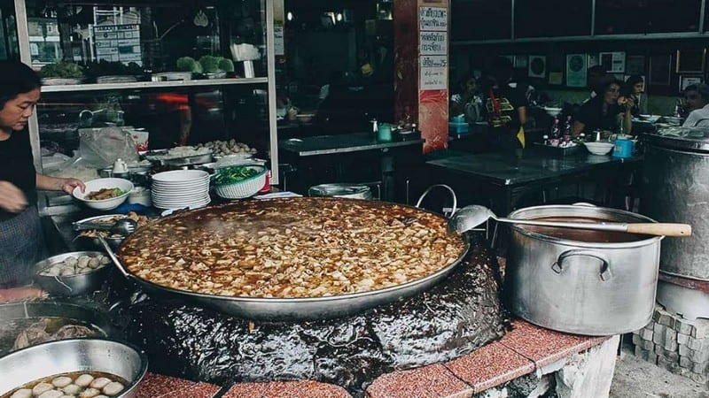 Quán ăn tồn tại suốt 45 năm vẫn nườm nượp khách tại Bangkok 7 Tạp chí Du lịch Wanderlust Tips | Quán ăn tồn tại suốt 45 năm vẫn nườm nượp khách tại Bangkok