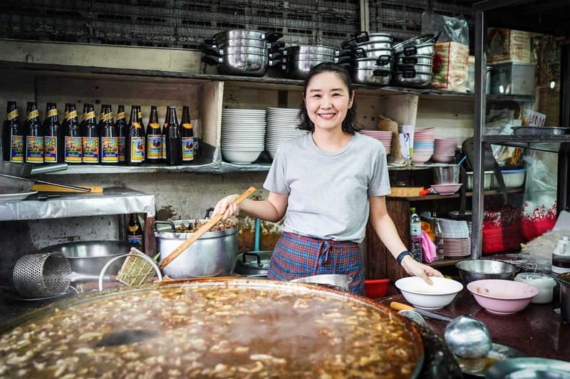 Tạp chí Du lịch Wanderlust Tips | Quán ăn tồn tại suốt 45 năm vẫn nườm nượp khách tại Bangkok
