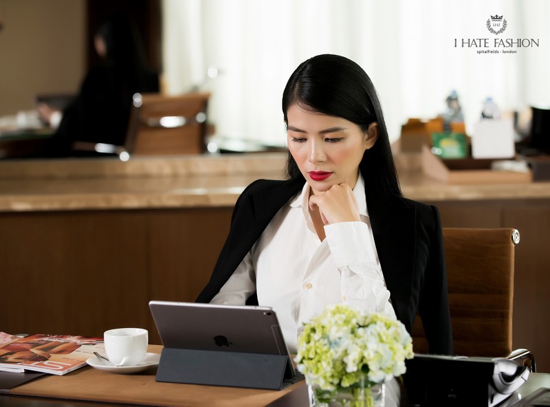 Tạp chí Du lịch Wanderlust Tips Business Women in Lifestyle: Bộ suit quyền lực mang tinh thần doanh nhân