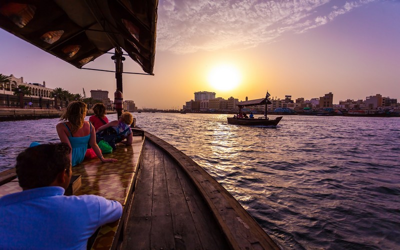 Trải nghiệm thuyền Abra để cảm nhận một Dubai xa hoa mà truyền thống 7 Wanderlust Tips trai nghiem thuyen Abra de cam nhan mot dubai xa hoa ma truyen thong 01