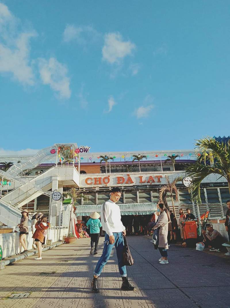 wanderlust tips chang dien vien mua 9x ghi dau an tuoi tre voi dam me xe dich 5