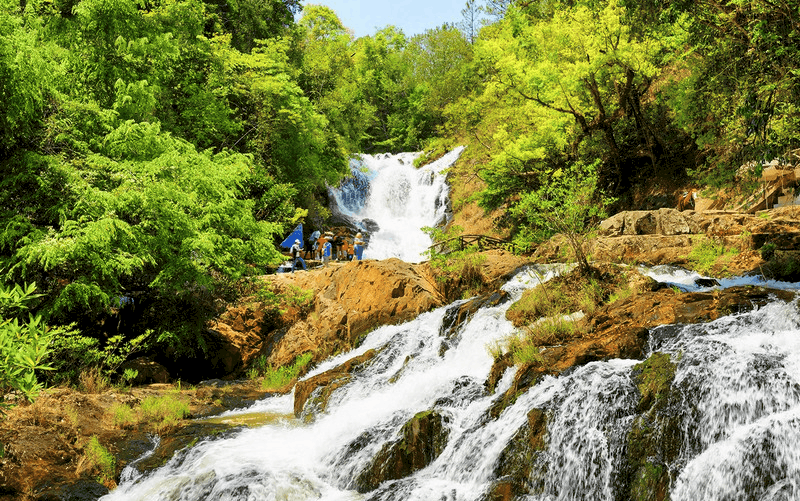 Tạp chí Du lịch Wanderlust Tips | Những điều cần lưu ý để vượt sông, suối an toàn